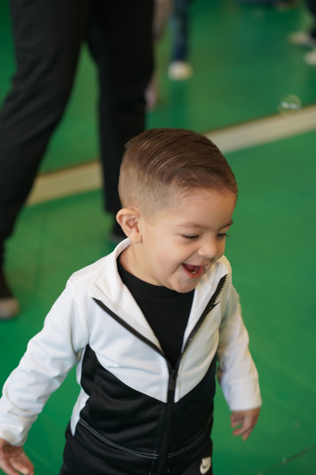 Niño riendo durante una clase en Greenhouse